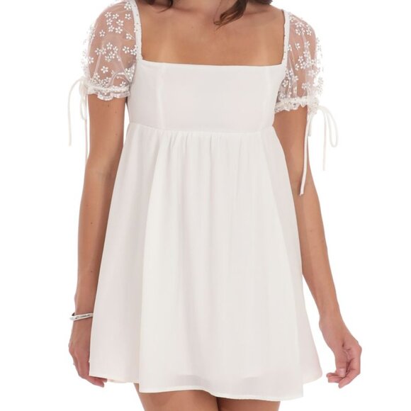 Lucy in the Sky Dresses & Skirts - Lucy in the Sky Daisy Puff Sleeve Babydoll Dress in White